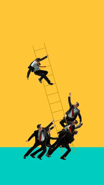 不安定 挑戦的 困難な成功へのはしご ビジネスマン 昇進を得るために上の階に登る意欲的な従業員 現代美術 個人的及び職業的成長の概念 ビジネス — ストック写真