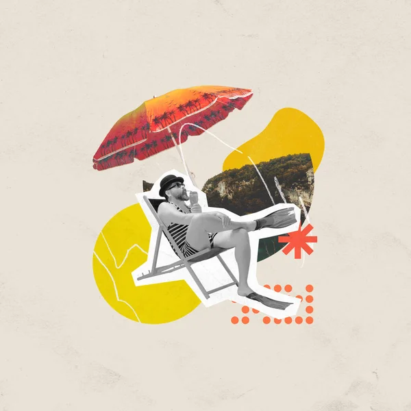 Чоловік Ретро Смугастій Купальнику Лежить Під Сонячною Парасолькою Насолоджуючись Своїм — стокове фото