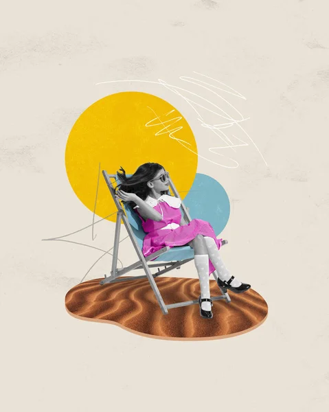 Menina Criança Belo Vestido Sentado Cadeira Areia Descansando Sob Sol — Fotografia de Stock