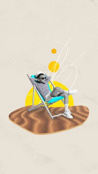 Menino Criança Camisa Listrada Sentada Cadeira Areia Descansando Sob Sol — Fotografia de Stock