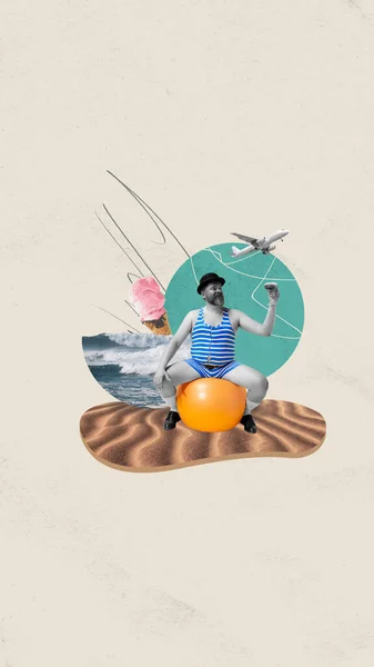 身穿条纹泳衣的微笑男子坐在海滩上的健身球上 喝着鸡尾酒 期待已久的假期当代艺术暑假的概念 纵向布局 — 图库照片