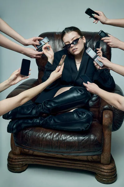 认真的看 穿着黑色衣服 戴着太阳镜 衣着时髦的小女孩 坐在椅子上 在手机上聊天 永无休止的电话商业概念 80年代 90年代风格 复古和复古 — 图库照片