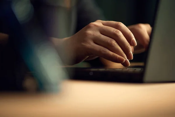 女性手在键盘上打字的特写图像 女商人在笔记本电脑上工作 做项目 职业发展 技术概念 — 图库照片