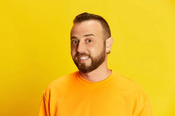 Genç Sakallı Adamın Portresi Kısa Saçlı Kameraya Bakıyor Parlak Sarı — Stok fotoğraf