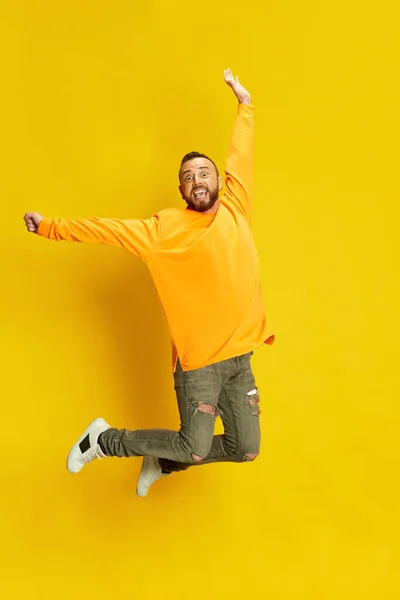Heyecanlı Mutlu Güler Yüzlü Sıradan Kıyafetlerle Atlayan Parlak Sarı Arka — Stok fotoğraf