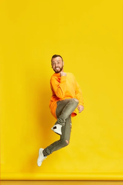 Полнометражный Студийный Портрет Счастливого Взволнованного Бородатого Человека Повседневной Одежде Прыгающего — стоковое фото
