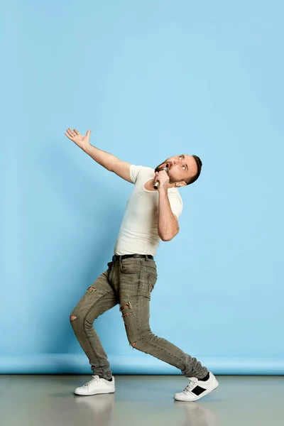 Полнометражный Портрет Бородатого Смешного Человека Повседневной Белой Футболке Поющего Микрофоне — стоковое фото