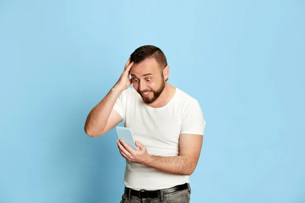 Beyaz Tişörtlü Mutlu Sakallı Bir Adamın Portresi Duygusal Olarak Cep — Stok fotoğraf