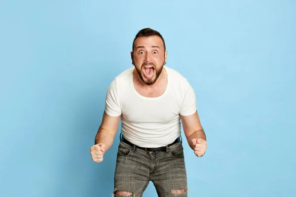 Retrato Homem Barbudo Shirt Branca Posando Com Emoções Animadas Positivas — Fotografia de Stock