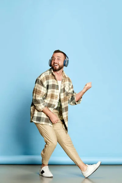 Portrait Bearded Man White Shirt Checkered Shirt Listening Music Headphones — Stock Photo, Image