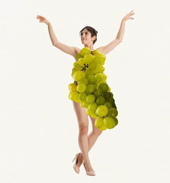 Mooie Positieve Jonge Vrouw Druivenkleren Witte Achtergrond Vruchten Vitaminen Hedendaagse — Stockfoto
