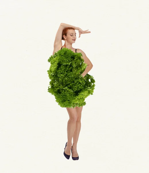 Pelirroja Hermosa Mujer Joven Con Lechuga Verdes Vestido Sobre Fondo — Foto de Stock