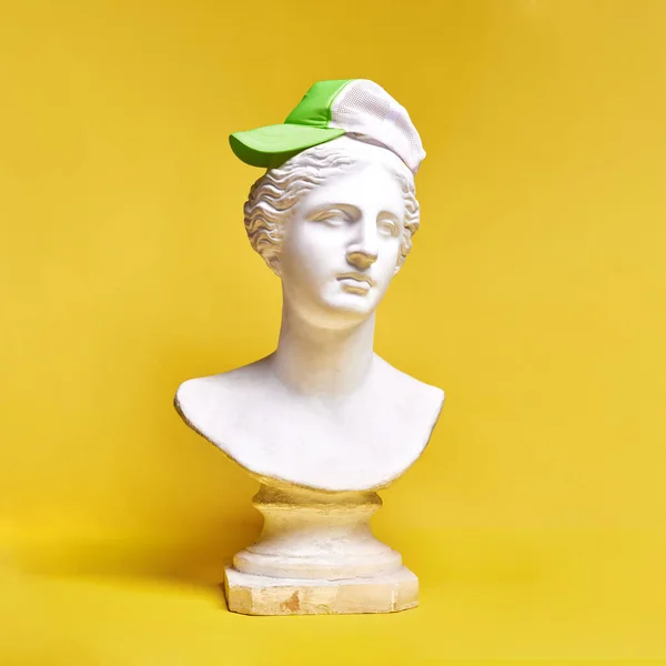 Antike Statuenbüste Mit Stylischer Kappe Vor Gelbem Hintergrund Jugendkultur Freestyle — Stockfoto