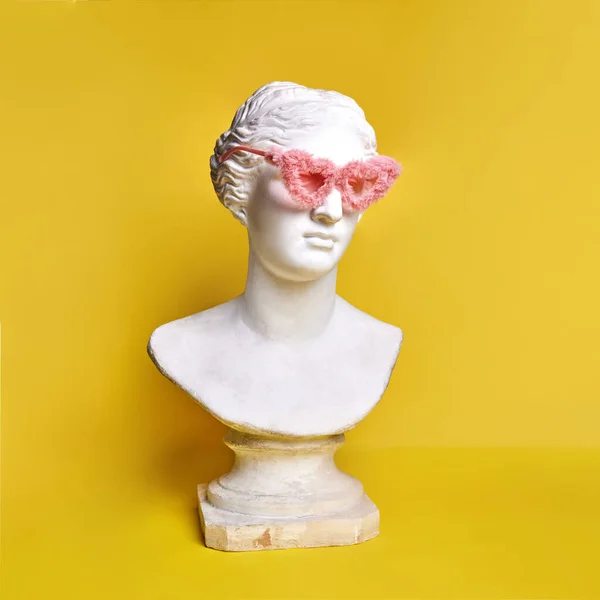 Starożytne Popiersie Posągu Stylowych Modnych Różowych Futrzanych Okularach Przeciwsłonecznych Żółtym — Zdjęcie stockowe
