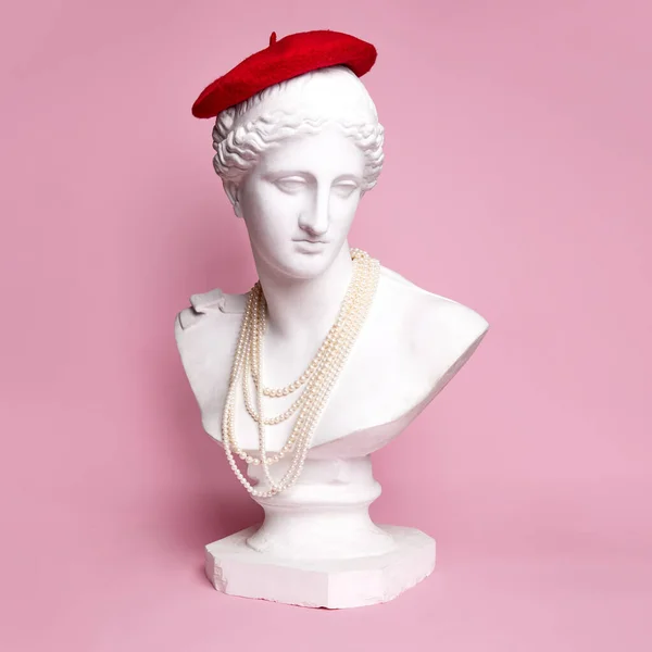 Zabytkowe Popiersie Statuetki Pięknej Kobiety Czerwonym Berecie Perłowym Naszyjniku Różowym — Zdjęcie stockowe