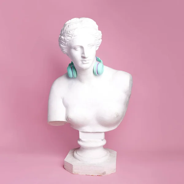 Antico Busto Statua Femminile Con Cuffie Blu Sullo Sfondo Rosa — Foto Stock
