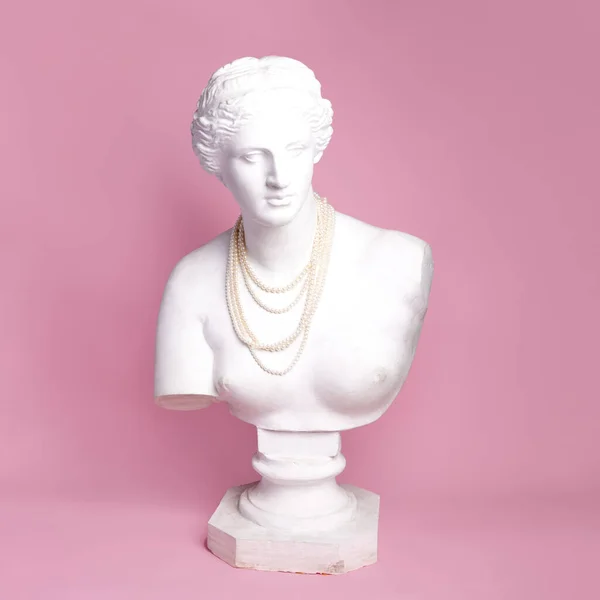Antique Statue Bust Woman Wearing Beautiful Pearl Necklace Pink Background — Stock Photo, Image