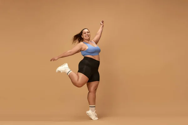 Giovane Attiva Sorridente Sovrappeso Formazione Donna Abbigliamento Sportivo Sfondo Studio — Foto Stock