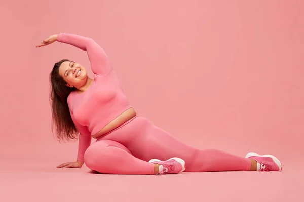 Ευεξία Και Αυτοαγάπη Νεαρή Υπέρβαρη Γυναίκα Που Εκπαιδεύεται Ροζ Αθλητικά — Φωτογραφία Αρχείου
