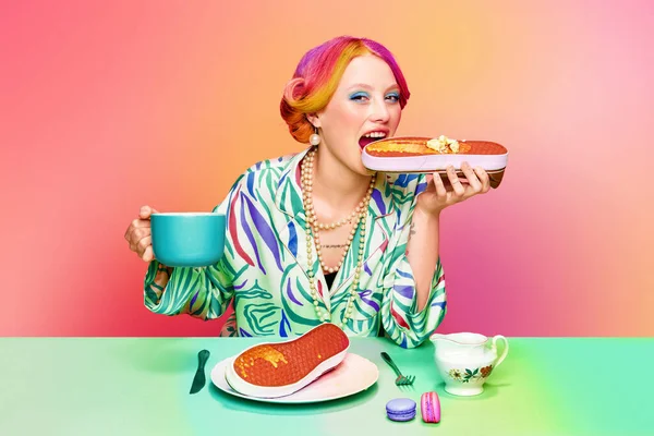 Mooi Jong Meisje Met Kleurrijk Haar Eten Surrealistische Sneakers Wafels — Stockfoto