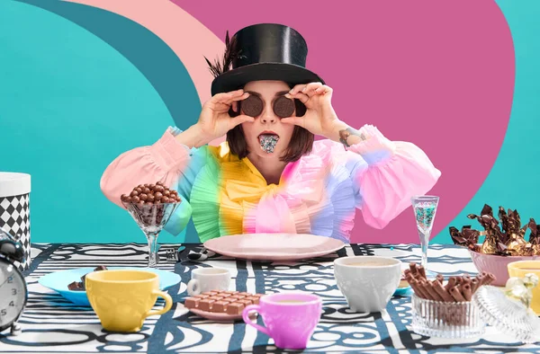 Grappig Beeld Van Vrouw Snoepje Minnaar Met Chocolade Koekjes Ogen — Stockfoto