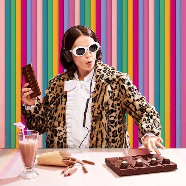 초콜릿 선글라스와 색상의 줄무늬 초콜릿 장비가 음악을 연주하는 프린트 코트를 — 스톡 사진
