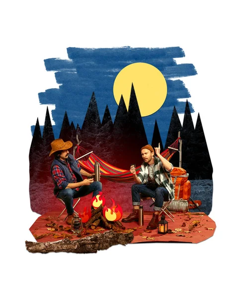 两个男人 晚上坐在篝火边聊天 山地露营 放松点 当代艺术拼贴 休闲活动的概念 — 图库照片