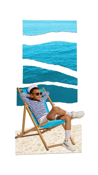 Menino Criança Camisa Listrada Sentada Cadeira Areia Descansando Férias Verão — Fotografia de Stock