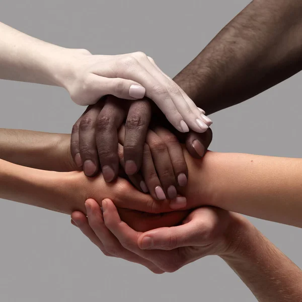 Поддержка Забота Человеческие Руки Разной Расы Цвета Кожи Держатся Вместе — стоковое фото