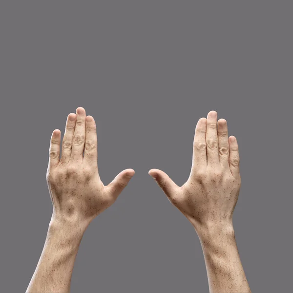 男性の手 灰色の背景の上に手のひら ジェスチャーで遊び 手で数字を作る 触って 人間関係 共同体 文化の概念 — ストック写真