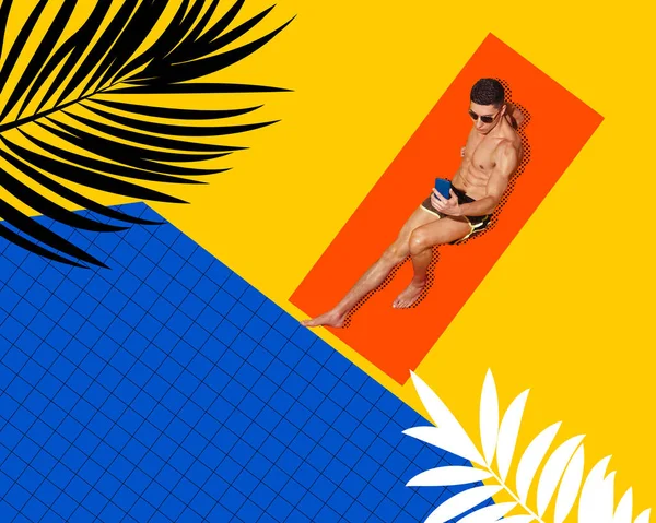 Życie Online Przystojny Muskularny Mężczyzna Kostiumie Kąpielowym Okularach Przeciwsłonecznych Leżący — Zdjęcie stockowe