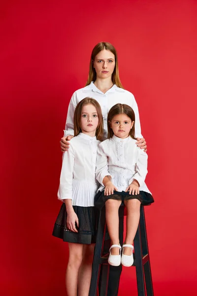 Портрет Красивой Молодой Женщины Двух Милых Девчонок Формальной Одежде Позирующих — стоковое фото