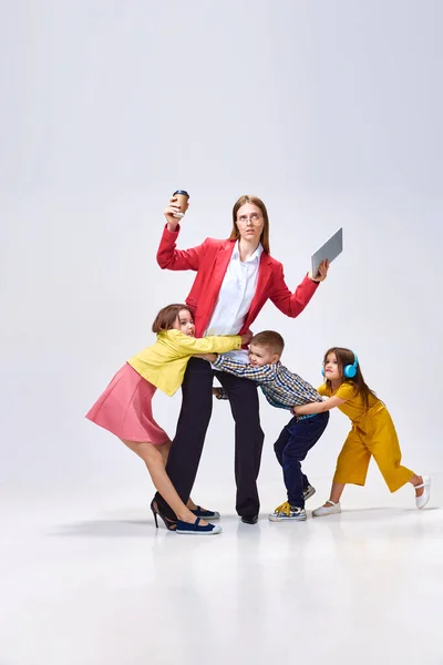 Portret Zajętej Kobiety Tabletką Kawą Szarym Tle Pracowni Małe Dzieci — Zdjęcie stockowe