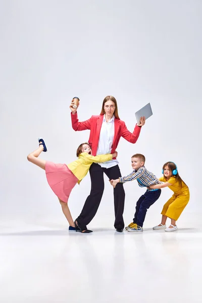 Combinação Trabalho Parentalidade Mulher Negócios Retrato Mãe Seus Filhos Pequenos — Fotografia de Stock
