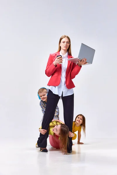 Porträtt Affärskvinna Med Bärbar Dator Och Små Barn Leker Runt — Stockfoto