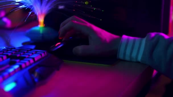 Detailní Záběr Man Ruce Pomocí Počítačové Myši Podsvícené Klávesnice Hrát — Stock video