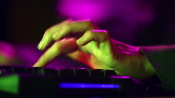 Primo Piano Mani Maschili Cybersporrtsman Sviluppatori Giochi Utilizzando Tastiera Retroilluminata — Video Stock