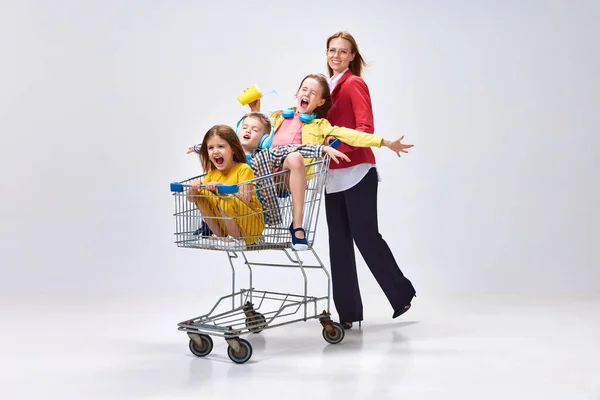 Portrait Happy Young Woman Mother Going Shopping Her Little Kids — Stock Photo, Image