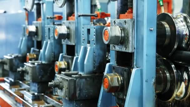 Arbetar Fabriksmaskin Tillverkningsverktyg Mekanismer Rörelse Med Flytande Stänk Tillverkningsanläggning Närbild — Stockvideo