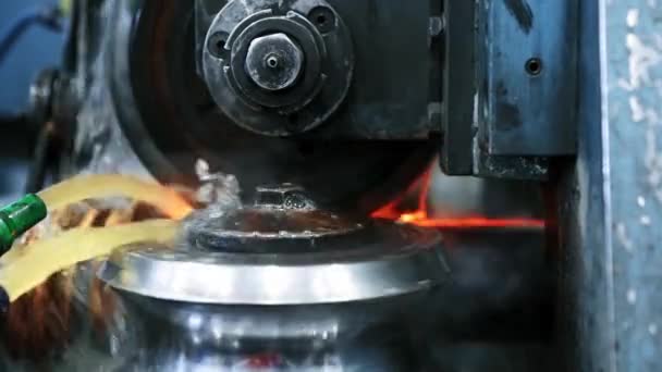 Виробництво Металевих Деталей Заводські Інструменти Русі Різання Металевих Дротів Смуг — стокове відео