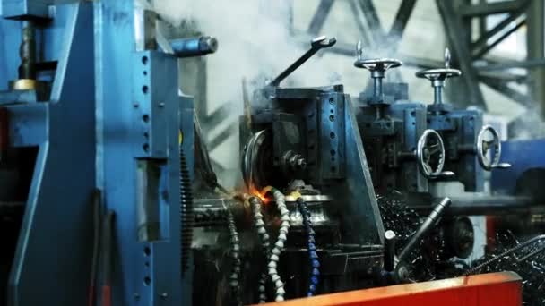 Metalldetaljer För Tillverkning Fabriksverktyg Rörelse Metallränder Detaljer Arbete Med Varmsystem — Stockvideo
