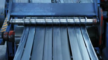 Metal boruların üretimi. Fabrika, otomotiv aletleri, metal işleri için makine, kesme, üretim araçları. Meslek kavramı, fabrika mekanizmaları, teknoloji, üretim
