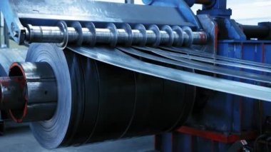 Metal boruların üretimi. Fabrika, otomotiv aletleri, metal işleri için makine, kesme, üretim araçları. Meslek kavramı, fabrika mekanizmaları, teknoloji, üretim
