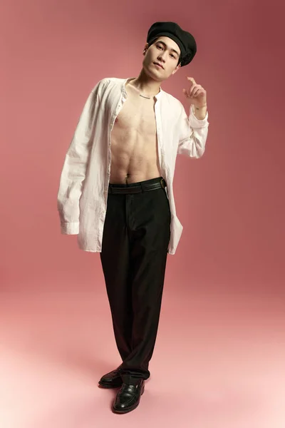 Portret Młodego Koreańczyka Stylowej Białej Bluzce Nagim Ciele Spodniach Czarnym — Zdjęcie stockowe