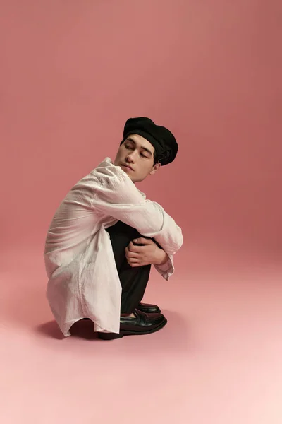 Portret Van Jonge Koreaanse Man Stijlvolle Witte Blouse Broek Zwarte — Stockfoto