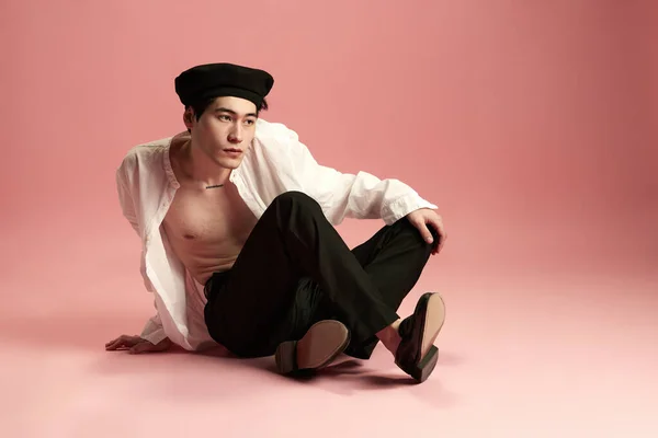 Retrato Hombre Elegante Joven Coreano Posando Suelo Blusa Blanca Clásica — Foto de Stock