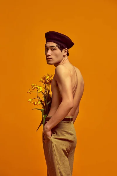 Kunstporträt Eines Gutaussehenden Stilvollen Eleganten Jungen Mannes Der Hemdlos Beiger — Stockfoto