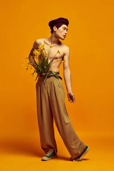 Elegancki Strój Portret Stylowego Koreańczyka Modelka Pozująca Klasycznych Beżowych Spodniach — Zdjęcie stockowe