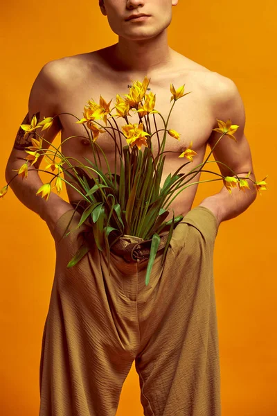Modetrends Des Frühlings Ausgeschnittenes Bild Eines Mannes Der Hemdlos Beigen — Stockfoto