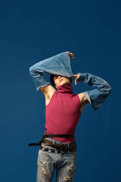 Portret Młodego Faceta Dżinsach Rękach Kolorowa Koszulka Pozowanie Tle Niebieskiego — Zdjęcie stockowe